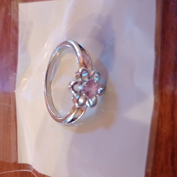 ♥️ 5 / $20 Elegant Silver Floral Ring With Pink Center 🩷 Size 8 - Picture 2 of 8